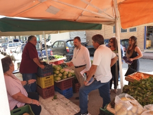 Ο Στ. Αραχωβίτης στη Λαϊκή Σπάρτης, δίπλα στους παραγωγούς