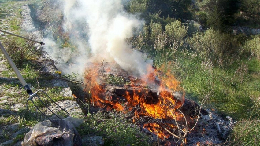 Απαγόρευση καύσης στην Περιφέρεια Πελοποννήσου από τις 15 Απριλίου