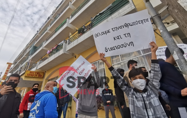 Διαμαρτυρία μεταναστών έξω απο  δομή στη Σπάρτη(video)