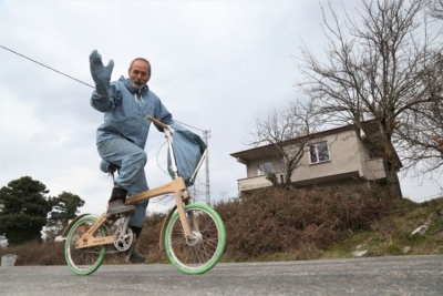 Ο Πωλ Ευμορφίδης με ποδήλατο στο δρόμο για το Έβερεστ