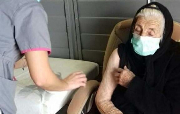 Εμβολιάστηκε η 100χρονη Ελένη Καλαπόθου