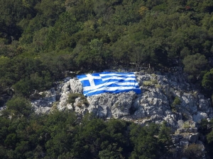 Μια απο τις μεγαλύτερες σημαίες υψώθηκε στο Καστόρι Λακωνίας