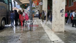 Video:&quot;Στοιβάζουν&quot; τους μαθητές στην μεταφορά τους...το κράτος έτσι προβλέπει!