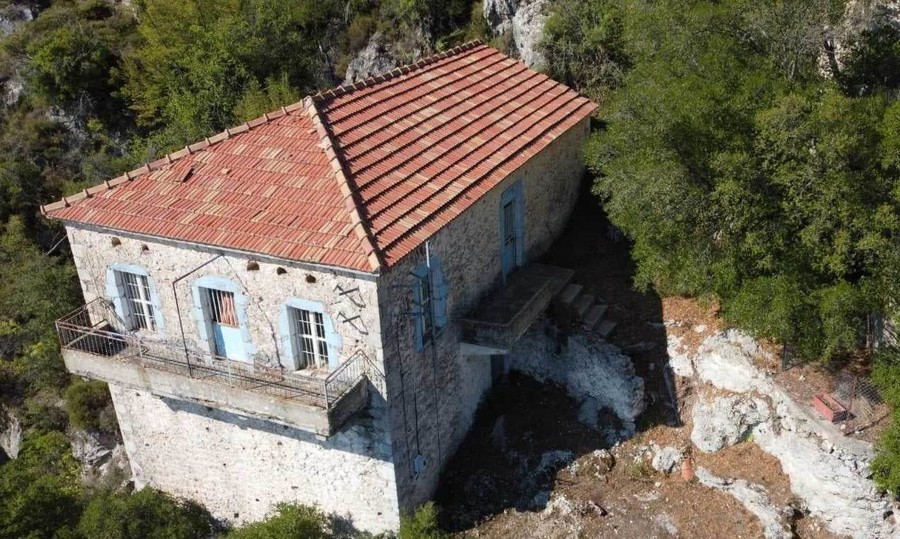 Λακωνία: Πωλείται πετρόκτιστη μονοκατοικία στους Αγριάνους