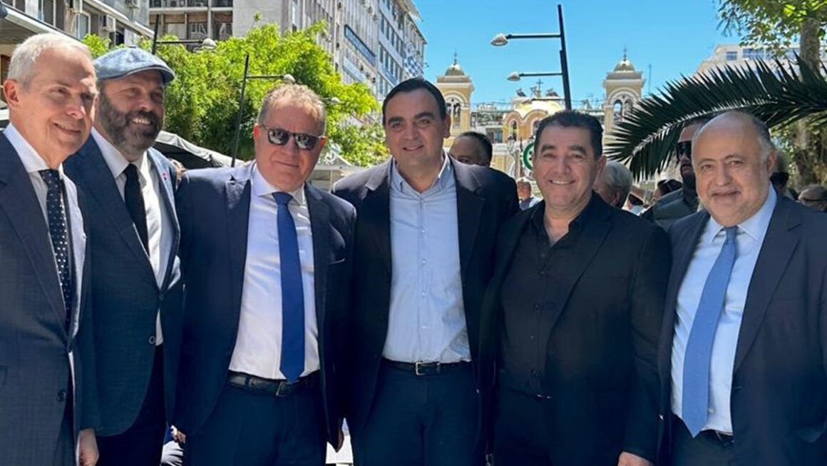 Ο Θεόδωρος Βερούτης στα αποκαλυπτήρια του ανδριάντα του Πετρόμπεη Μαυρομιχάλη στον Πειραιά